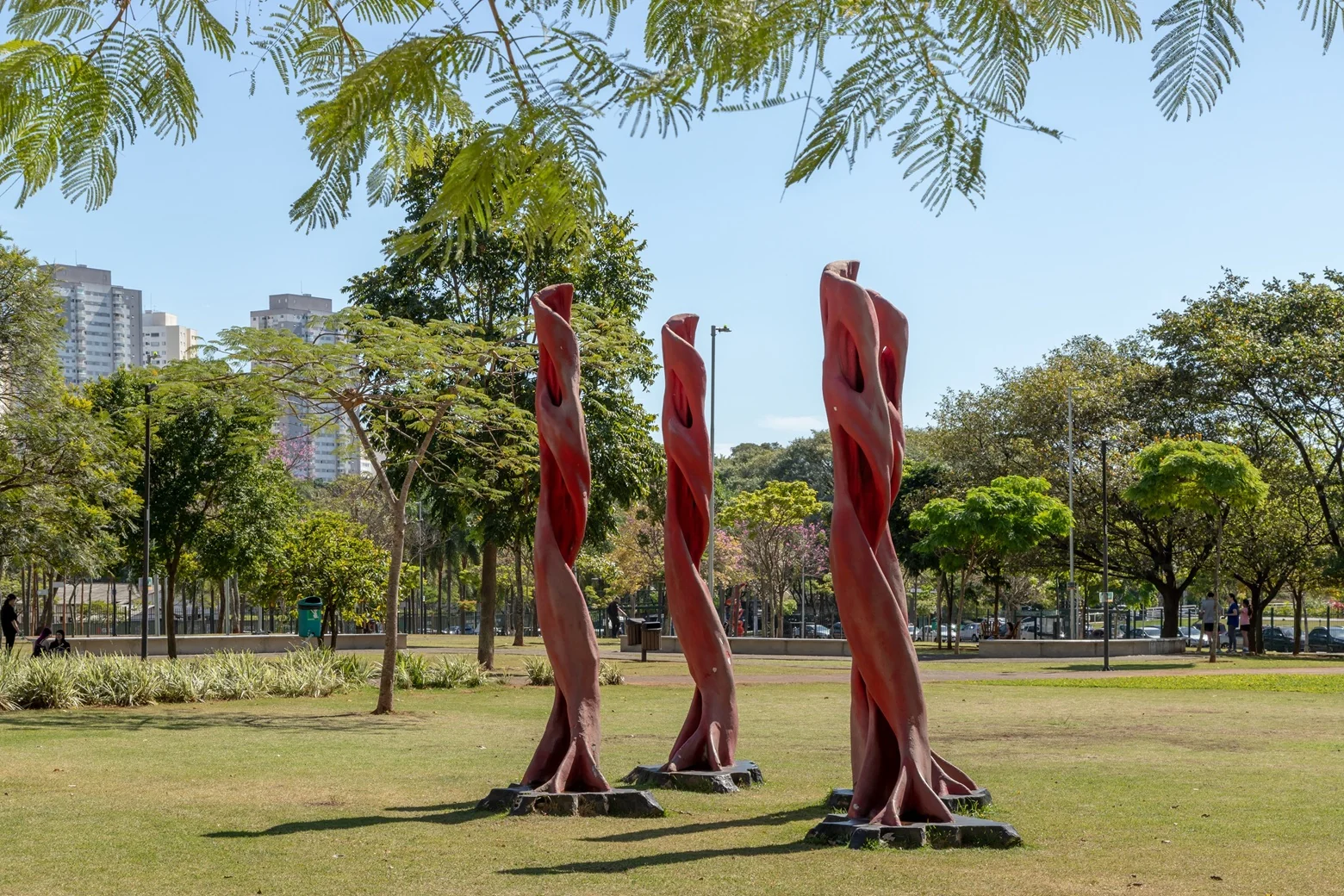 Esculturas de Tomie Ohtake e Bia Dória redesenham Jardim das Perdizes