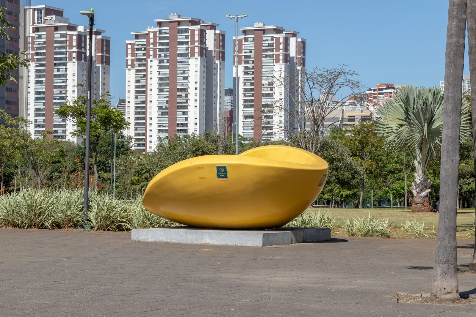 Esculturas de Tomie Ohtake e Bia Dória redesenham Jardim das Perdizes