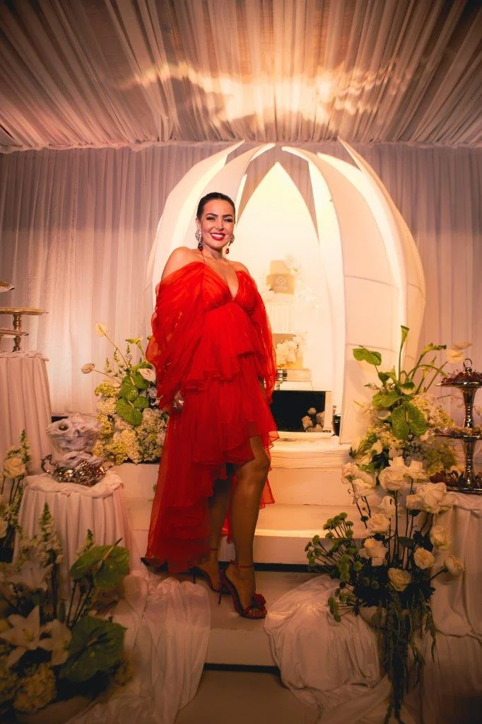 Gardênia Cavalcanti surpreende com bolo cenográfico em festa luxuosa