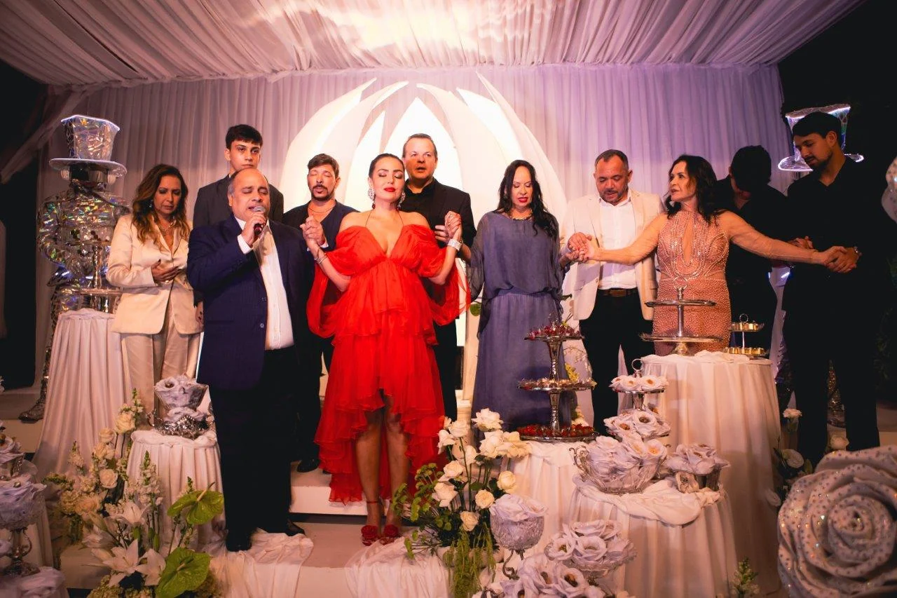 Gardênia Cavalcanti surpreende com bolo cenográfico em festa luxuosa