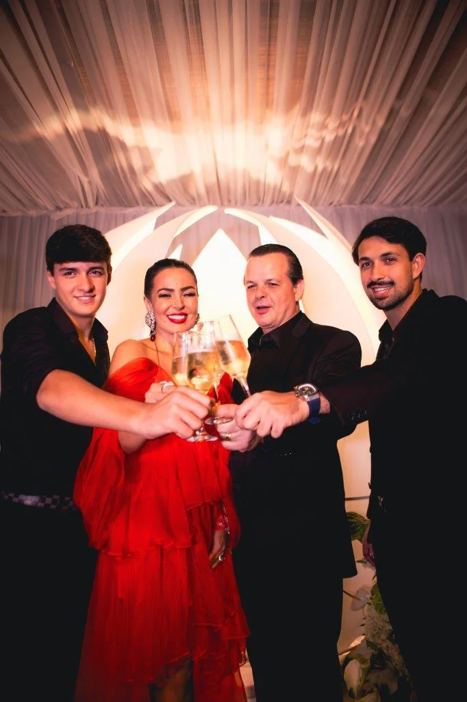 Gardênia Cavalcanti surpreende com bolo cenográfico em festa luxuosa