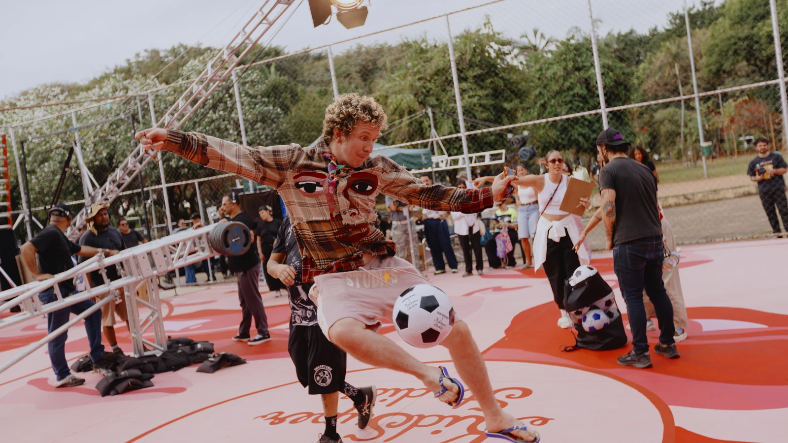 havaianas e kidsuper transformam quadra de futebol publico em sao paulo featured