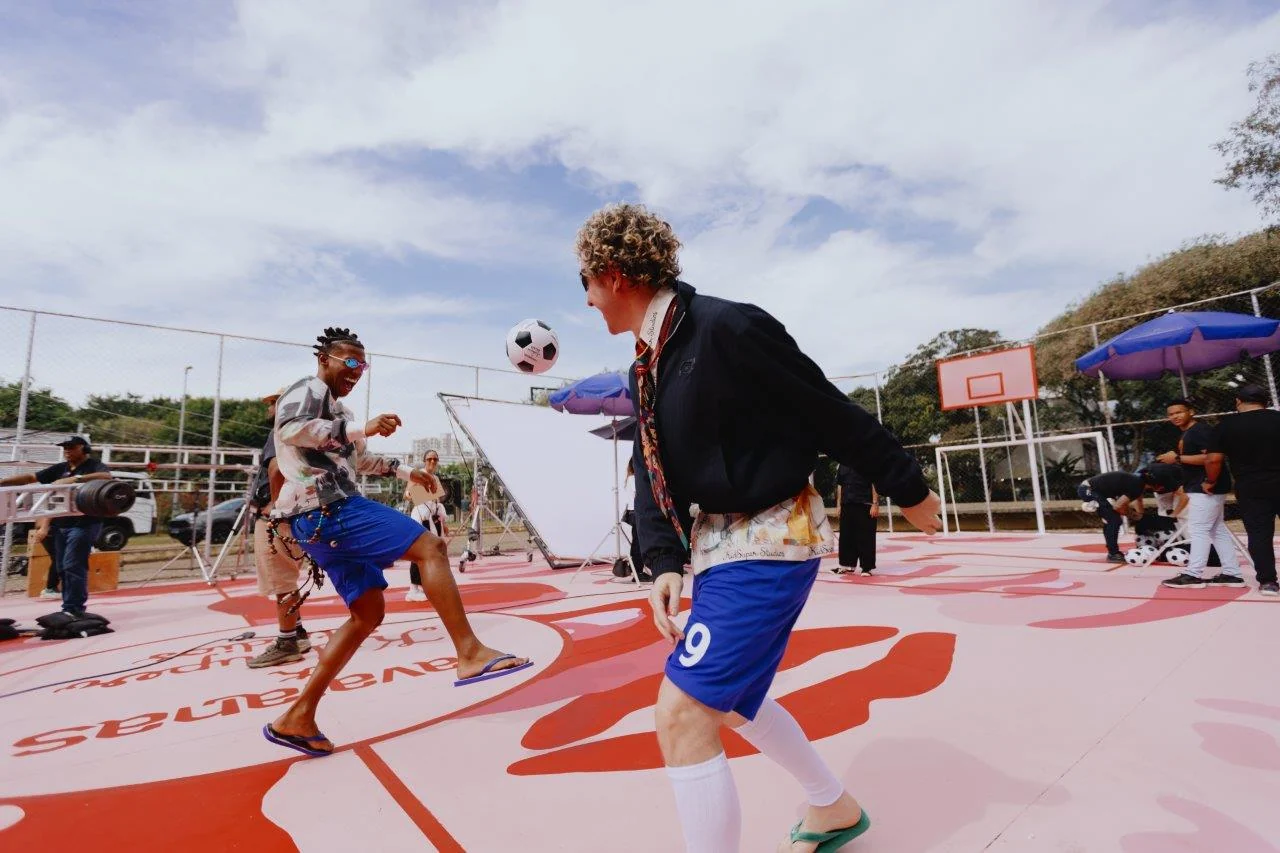 Havaianas e KidSuper transformam quadra de futebol público em São Paulo