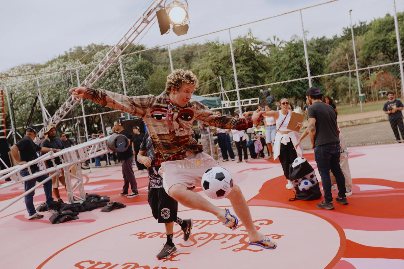 Havaianas e KidSuper transformam quadra de futebol público em São Paulo