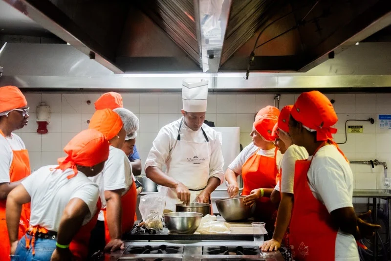 Hilton Copacabana abre 15 vagas gratuitas em confeitaria