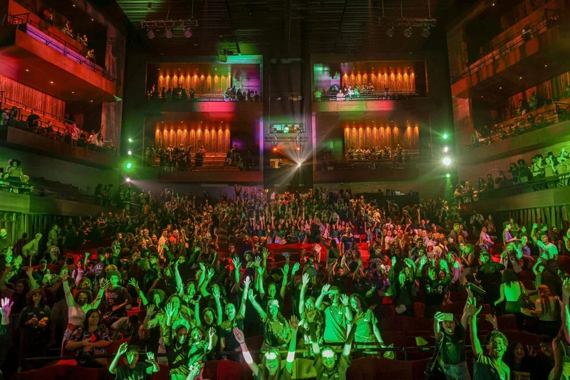 Jovens de projetos sociais estreiam no teatro com musical Wicked