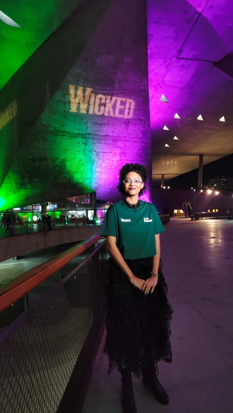 Jovens de projetos sociais estreiam no teatro com musical Wicked