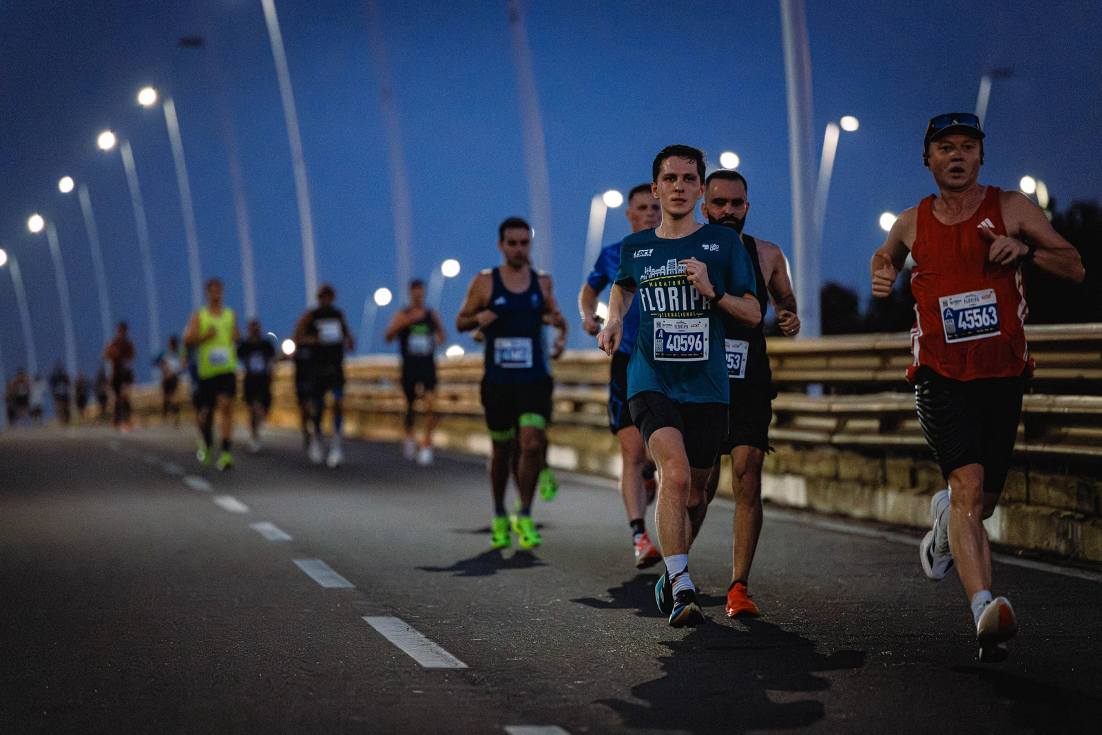 Maratona de Floripa 2026 reúne 19 mil atletas sob a Ponte Hercílio Luz