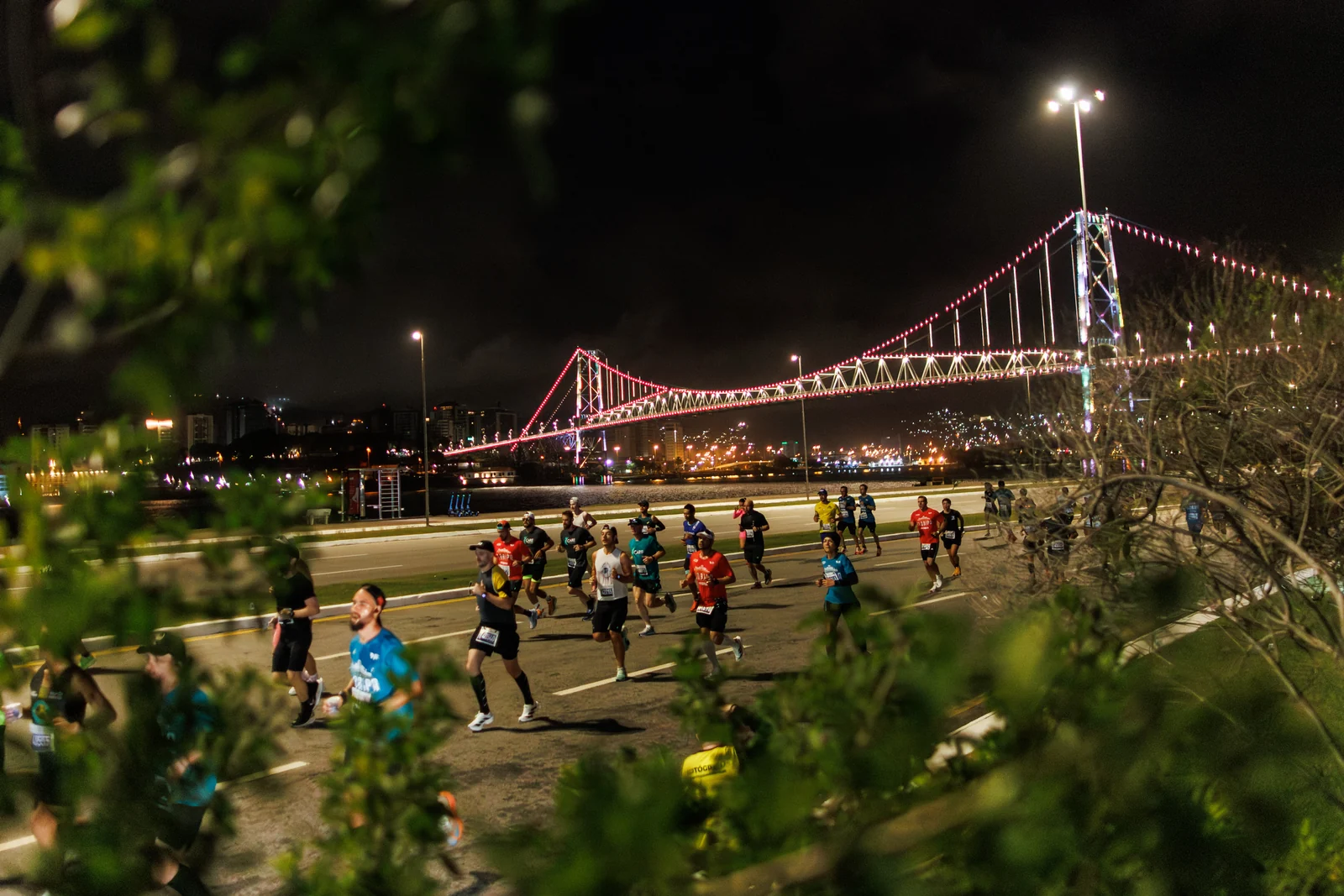 Maratona de Floripa 2026 reúne 19 mil atletas sob a Ponte Hercílio Luz