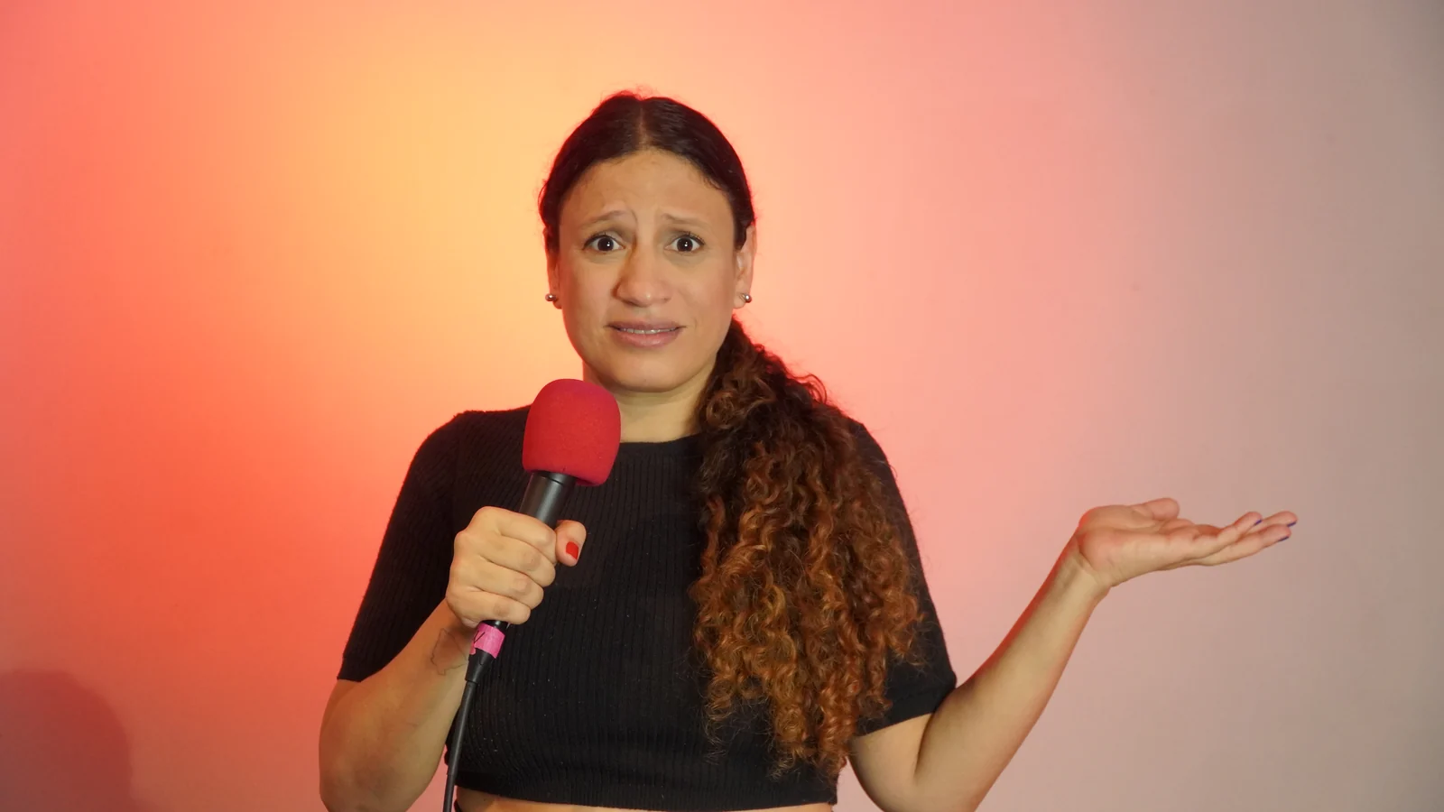 Natália Régia leva ao palco a obsessão de desabafar com a IA em TerapIA