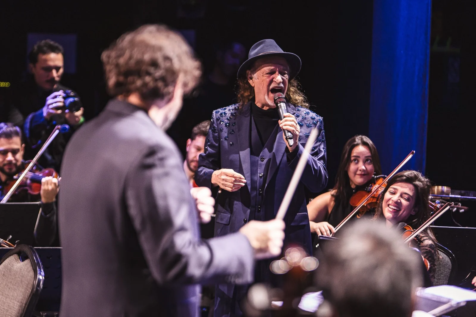 Orquestra Ouro Preto leva 60 mil a Copacabana com Samuel Rosa e Alceu