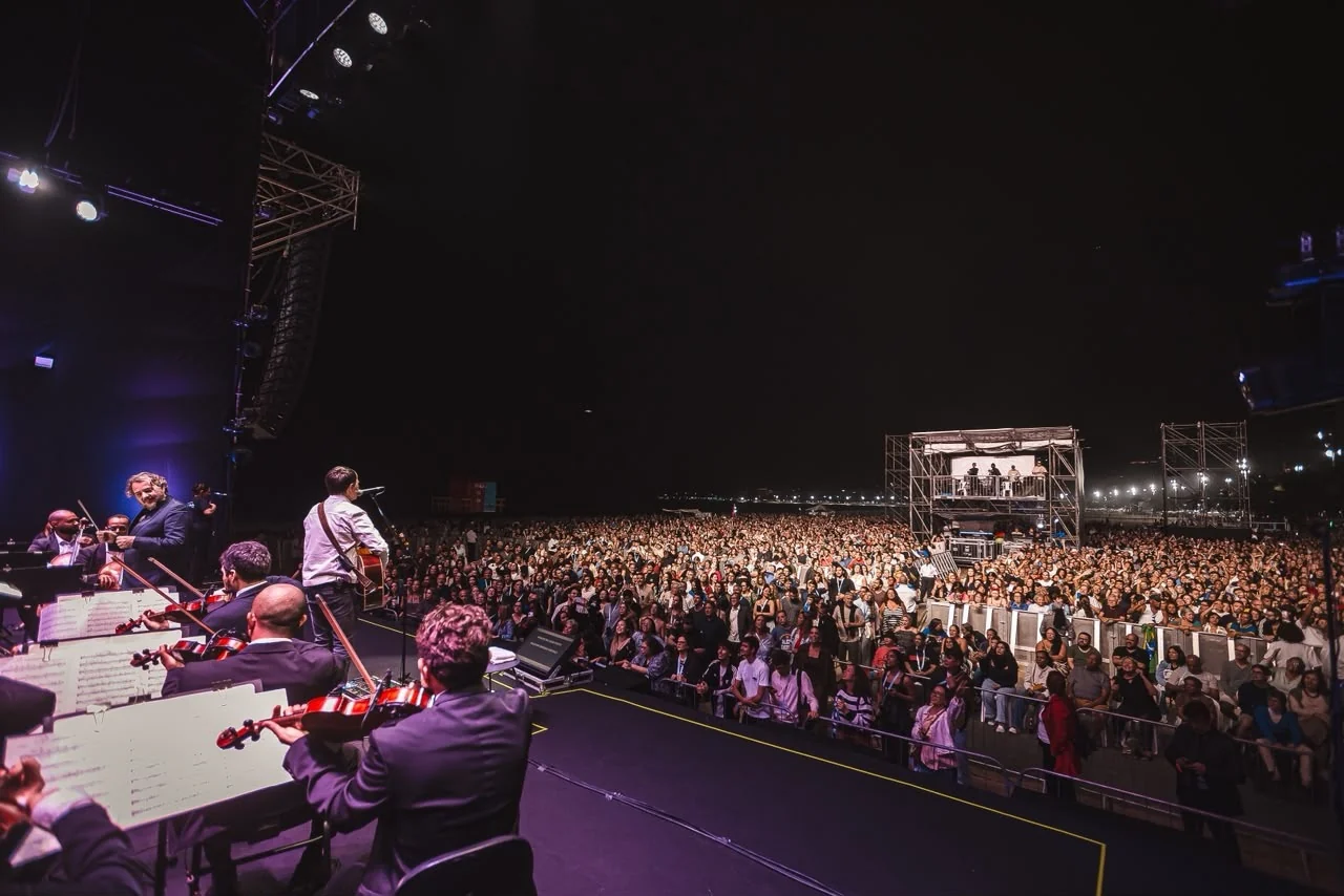 Orquestra Ouro Preto leva 60 mil a Copacabana com Samuel Rosa e Alceu