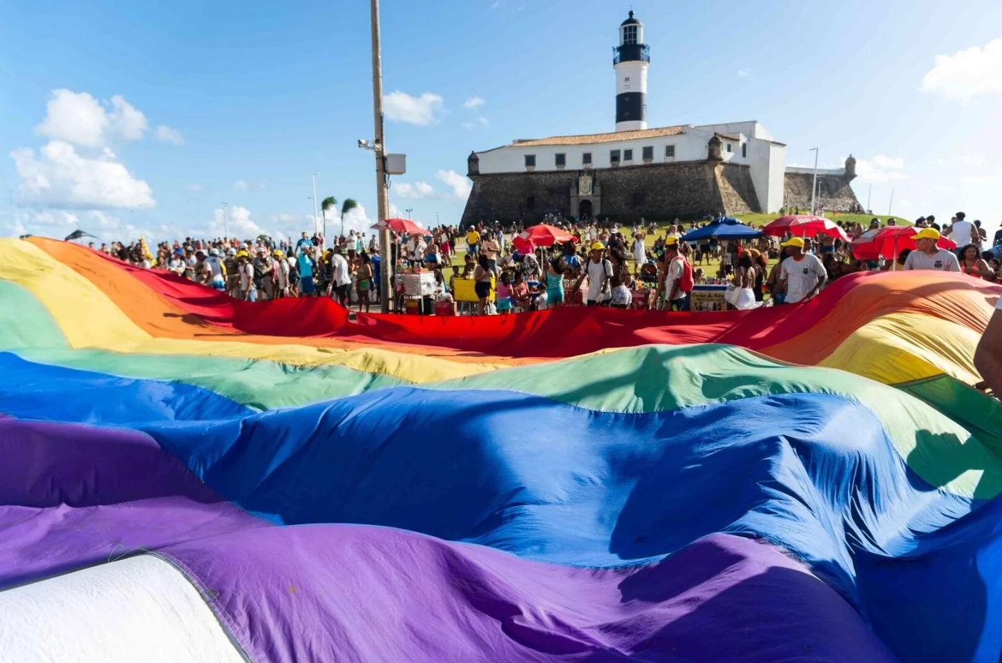 Parada LGBT+ ocupa orla de Salvador com debate sobre saúde coletiva