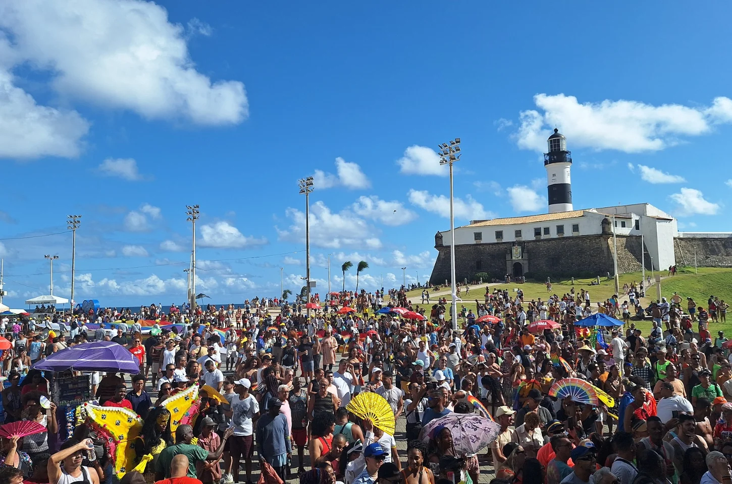 Parada LGBT+ ocupa orla de Salvador com debate sobre saúde coletiva