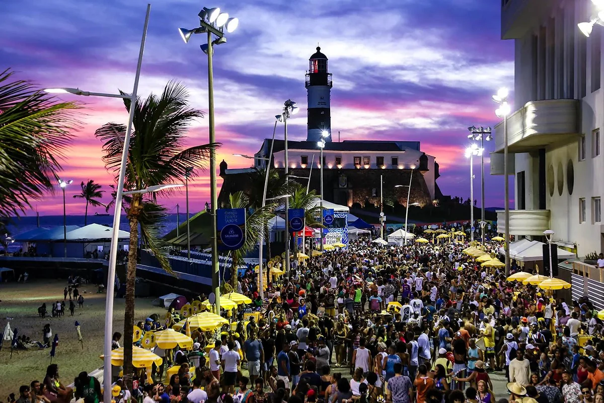 Parada LGBT+ ocupa orla de Salvador com debate sobre saúde coletiva