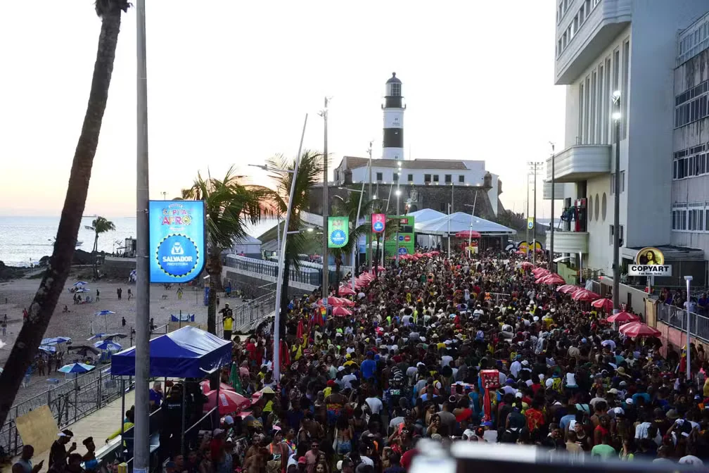Parada LGBT+ ocupa orla de Salvador com debate sobre saúde coletiva