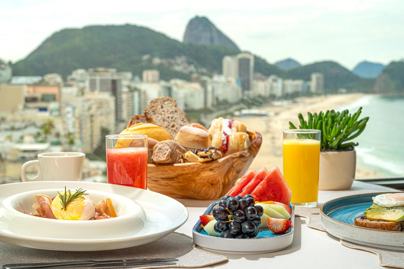 Pestana Rio Atlântica renova suítes e cria café exclusivo no rooftop