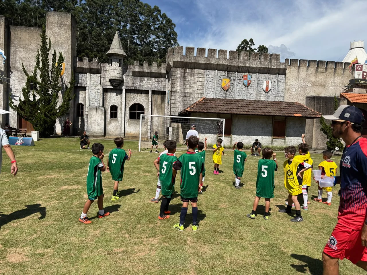 Programação exclusiva do resort Le Canton em agosto reúne churrasco, futebol e shows ao vivo