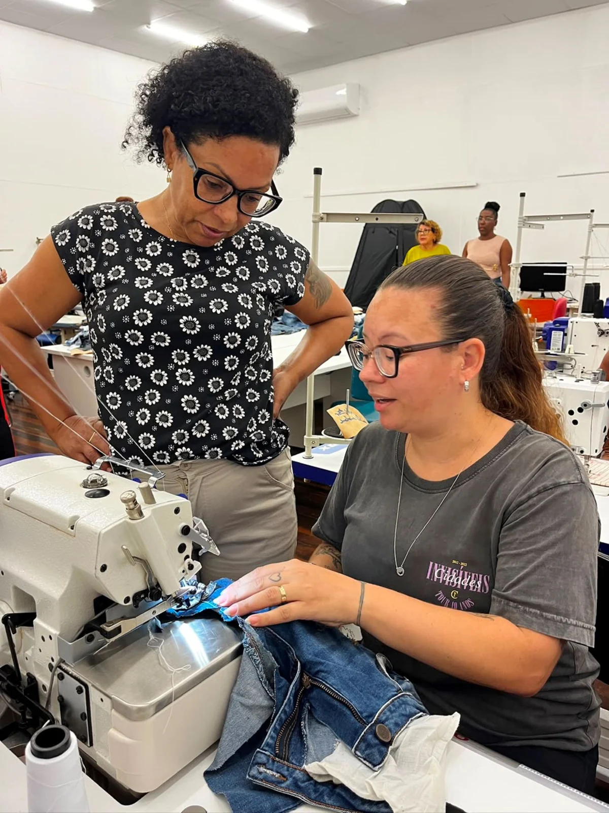 Retalhos viram alta costura com projeto social de moda sustentável