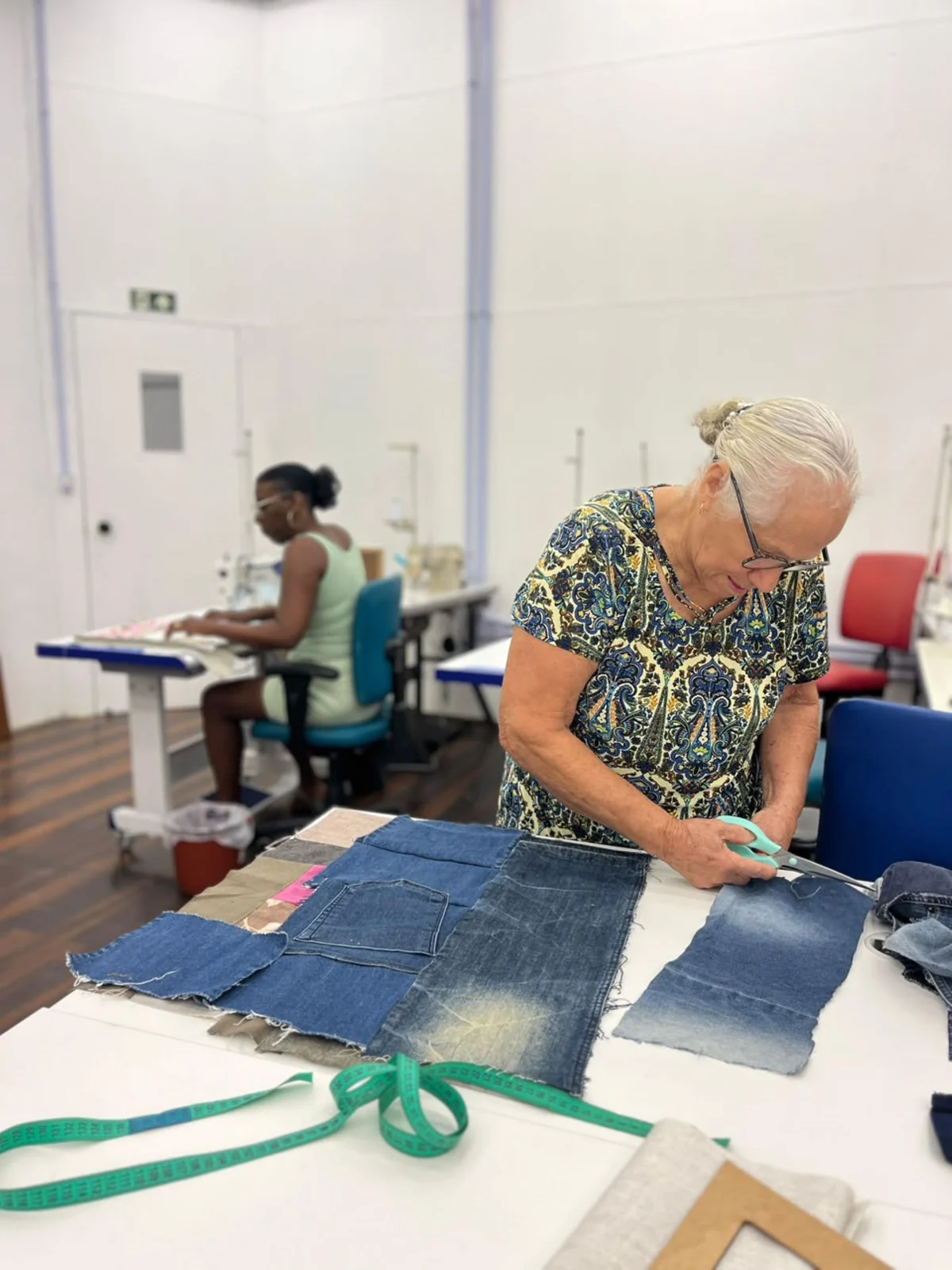 Retalhos viram alta costura com projeto social de moda sustentável