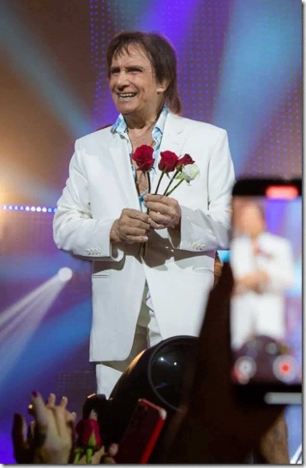 Roberto Carlos esgota show no Rio e anuncia data extra