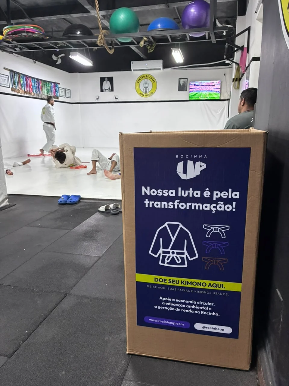 Rocinha UP transforma kimonos em moda sustentável com rap e feira cultural