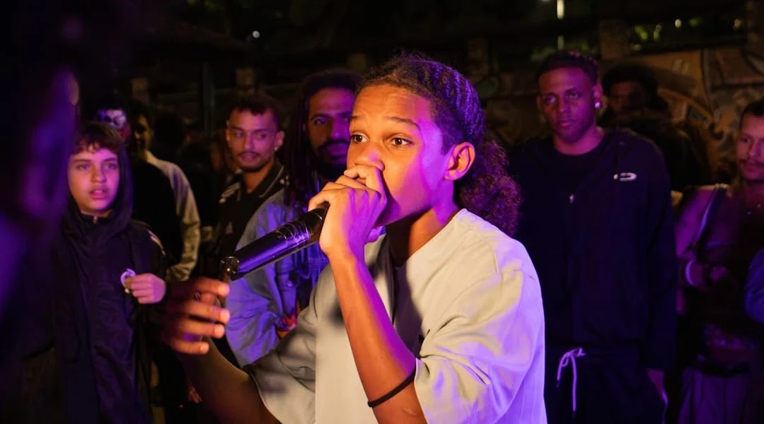 Rocinha UP transforma kimonos em moda sustentável com rap e feira cultural
