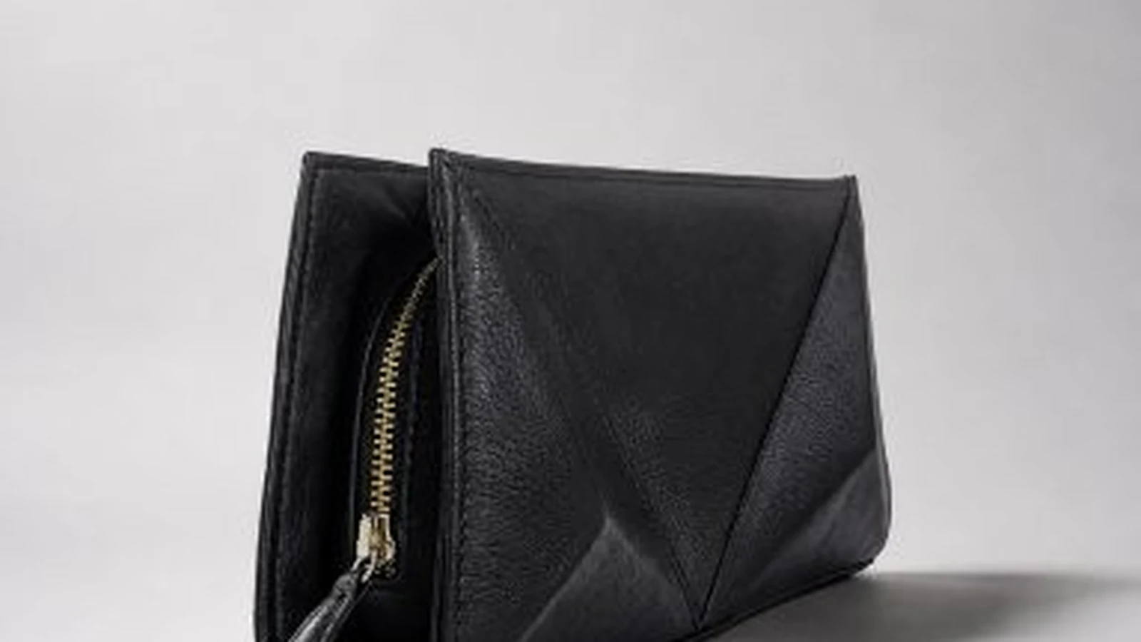 ryzi lanca bolsa geometrica que tambem funciona como clutch featured