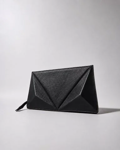 Ryzí lança bolsa geométrica que também funciona como clutch