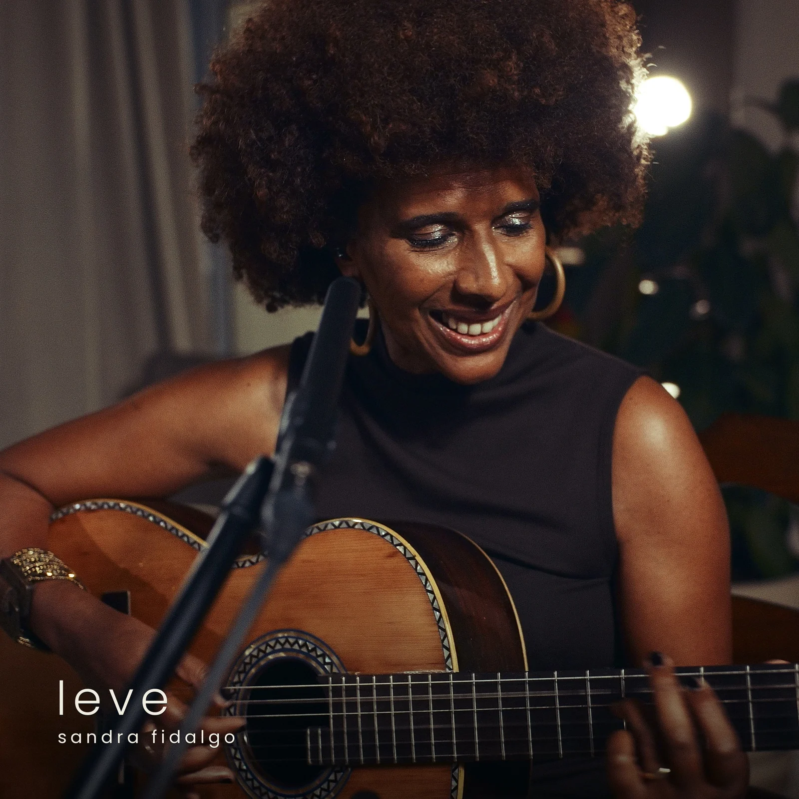 Sandra Fidalgo canta para o pai angolano em single "Leve"