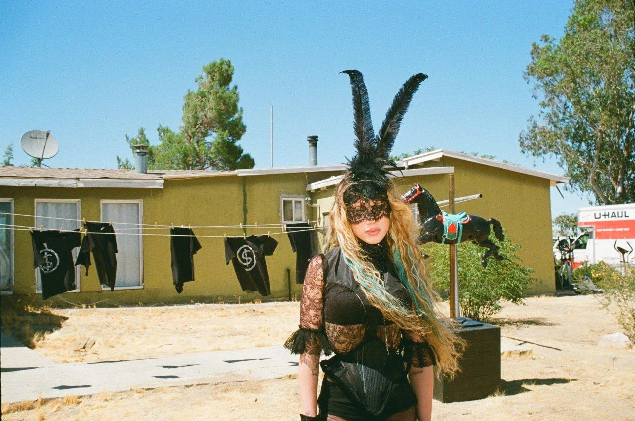 Slayyyter transforma término em poder em novo single 2 Slayyyter transforma término em poder em novo single