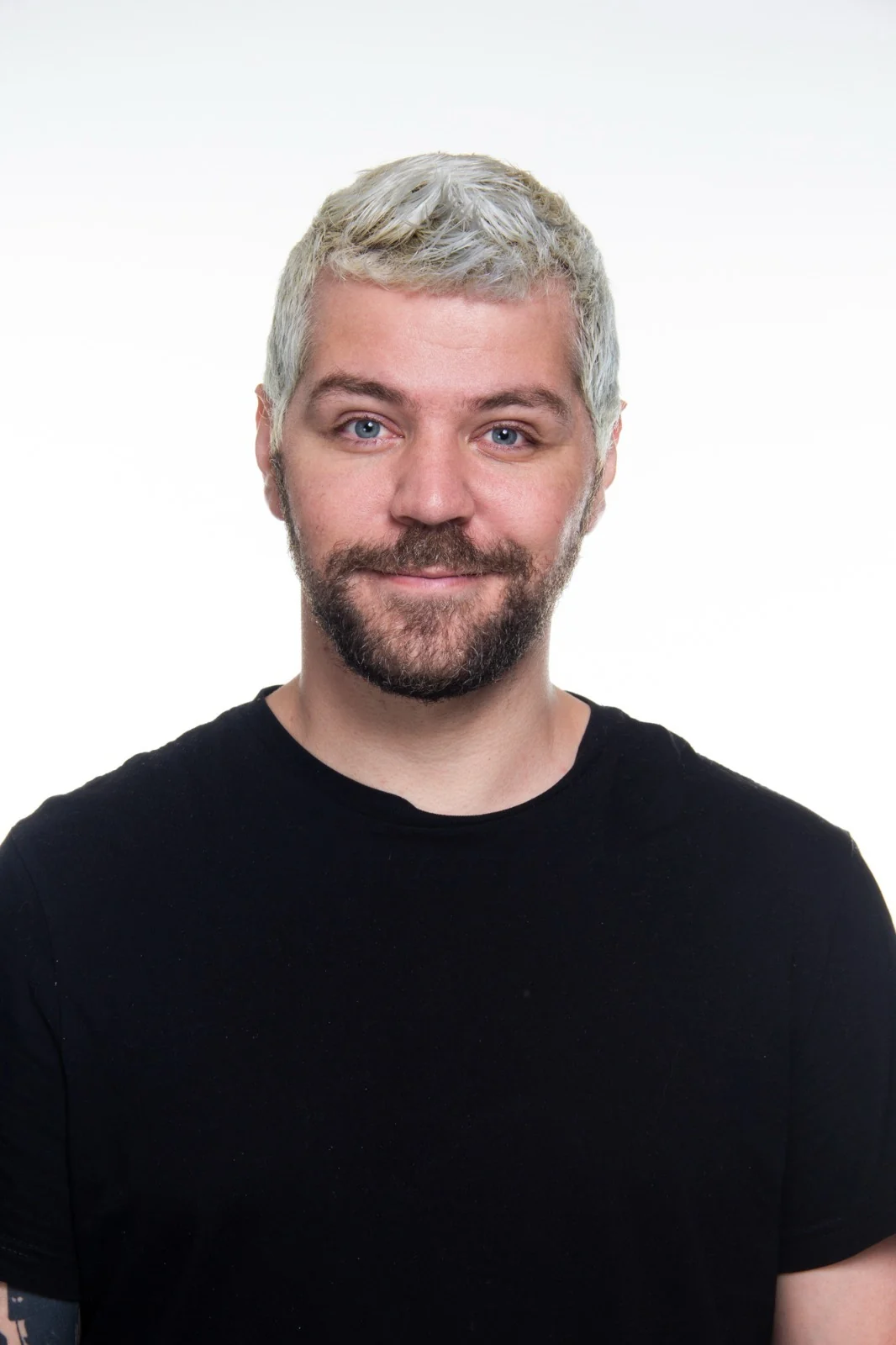 Victor Sarro leva humor sem filtro a BH nesta sexta