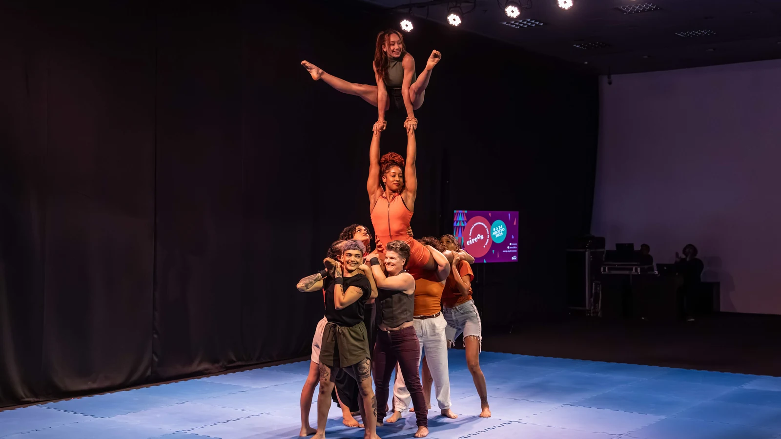 acrobacia coletiva desafia etarismo e padroes de genero em perus featured