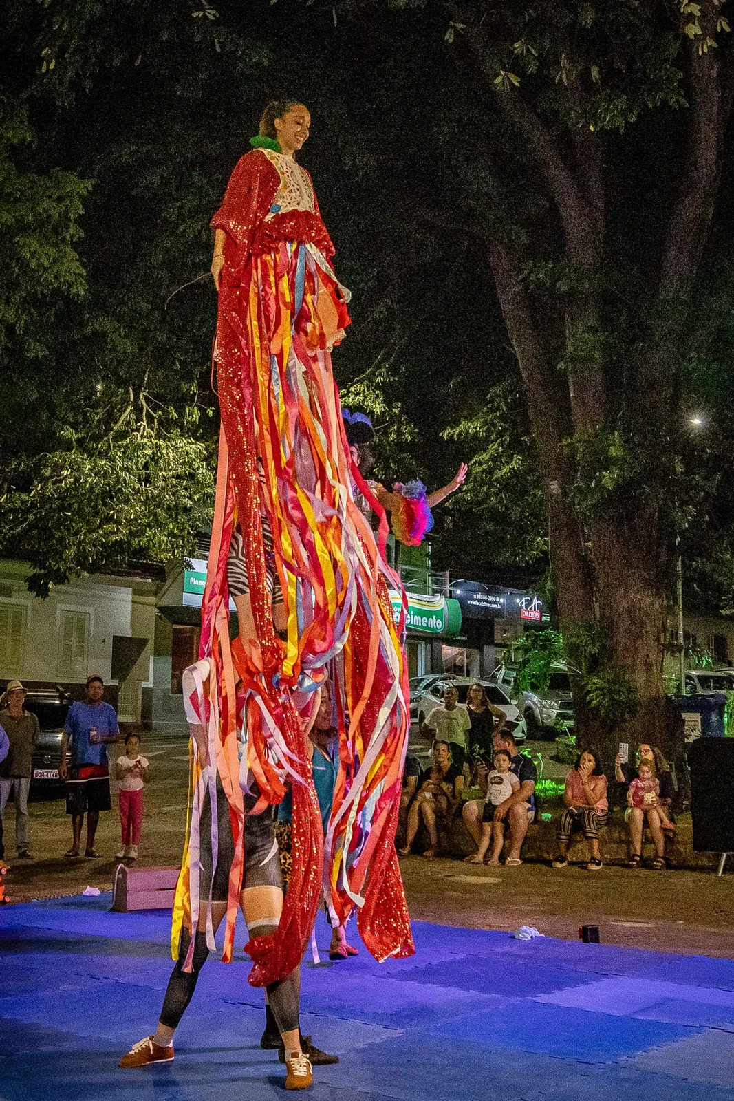 Acrobacia coletiva desafia etarismo e padrões de gênero em Perus
