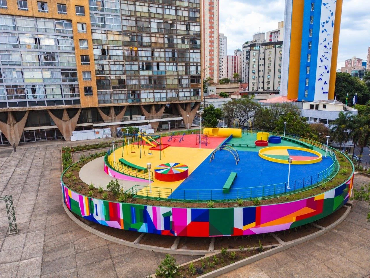 Ailton Krenak assina empena de 555 m² e encerra ciclo do CURA 2 Ailton Krenak assina empena de 555 m² e encerra ciclo do CURA