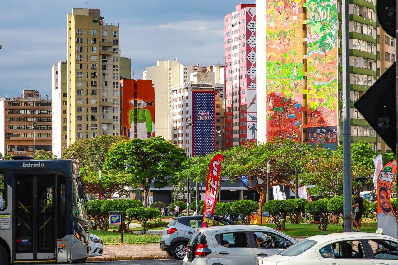 Ailton Krenak assina empena de 555 m² e encerra ciclo do CURA 3 Ailton Krenak assina empena de 555 m² e encerra ciclo do CURA