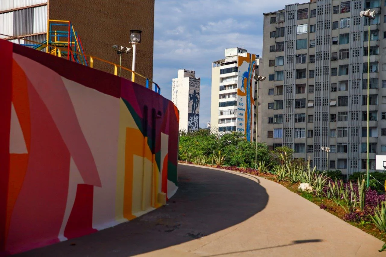 Ailton Krenak assina empena de 555 m² e encerra ciclo do CURA 6 Ailton Krenak assina empena de 555 m² e encerra ciclo do CURA