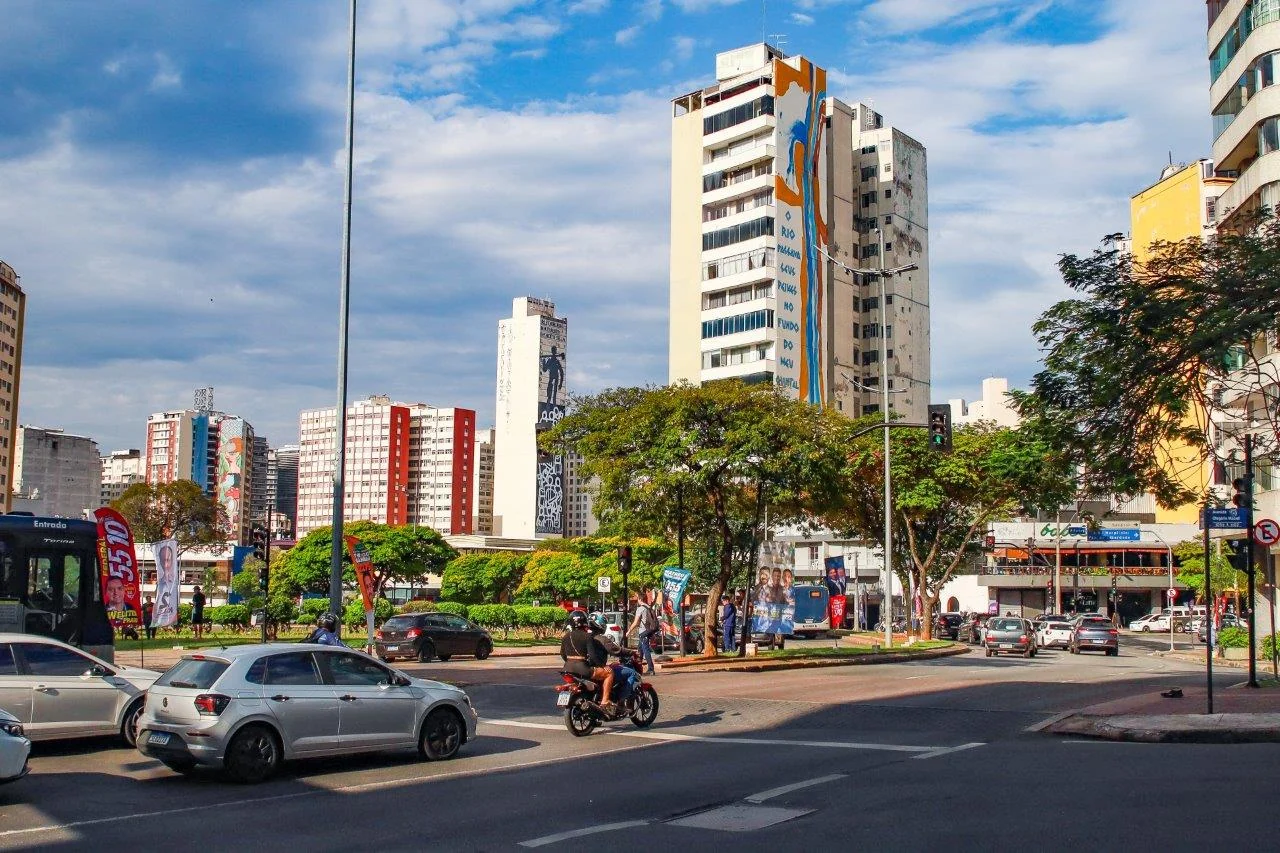 Ailton Krenak assina empena de 555 m² e encerra ciclo do CURA 8 Ailton Krenak assina empena de 555 m² e encerra ciclo do CURA