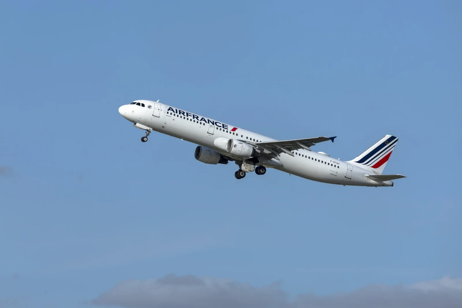 Airbus do Papa Leão XIV recebe nome do Vaticano em viagem à França