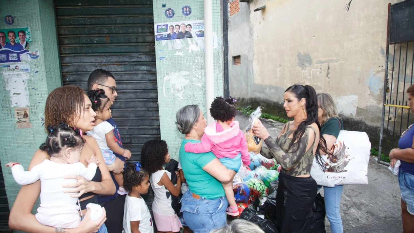 alice alves distribui 600 brinquedos no morro do sao carlos featured