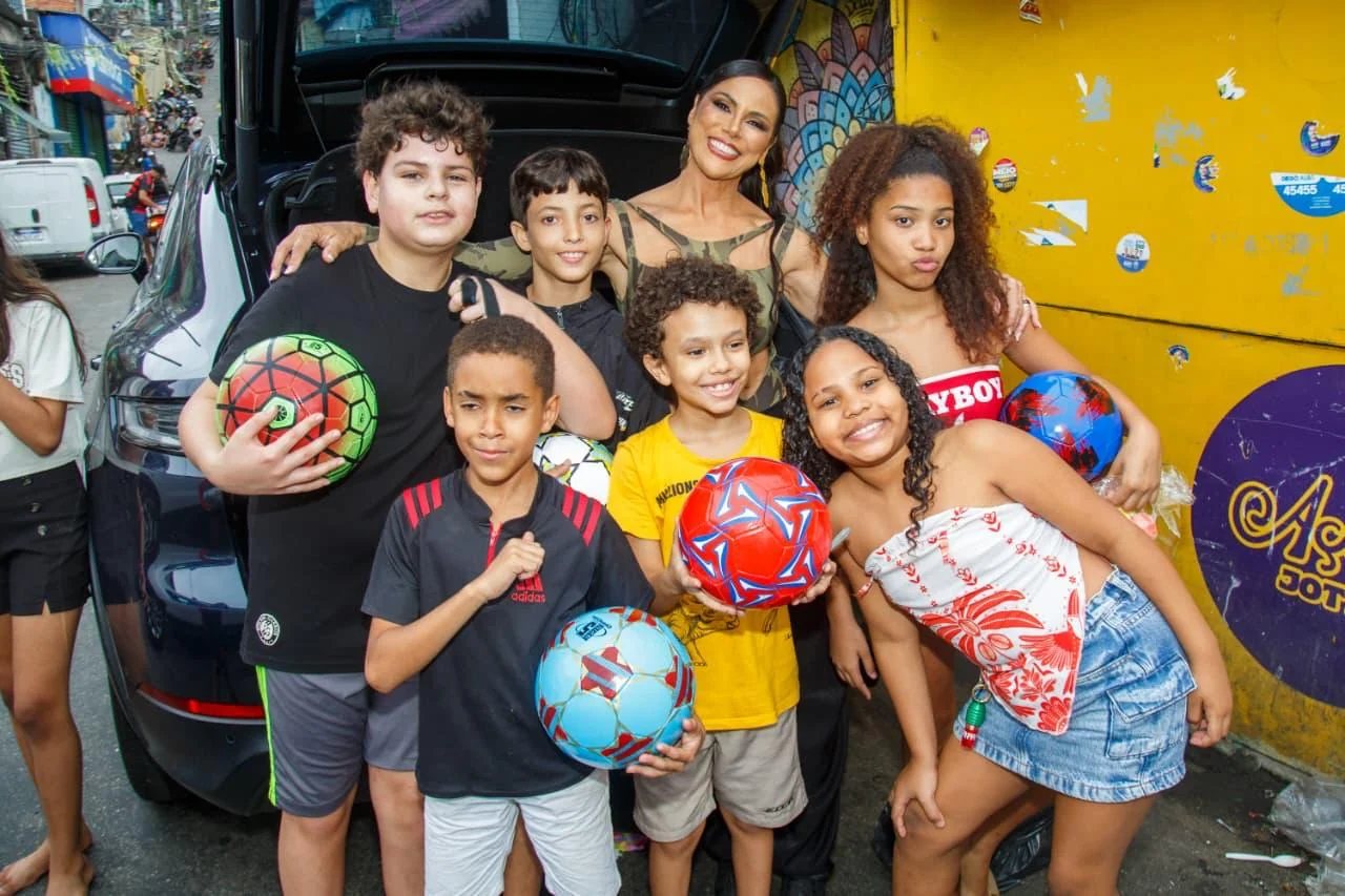 Alice Alves distribui 600 brinquedos no Morro do São Carlos