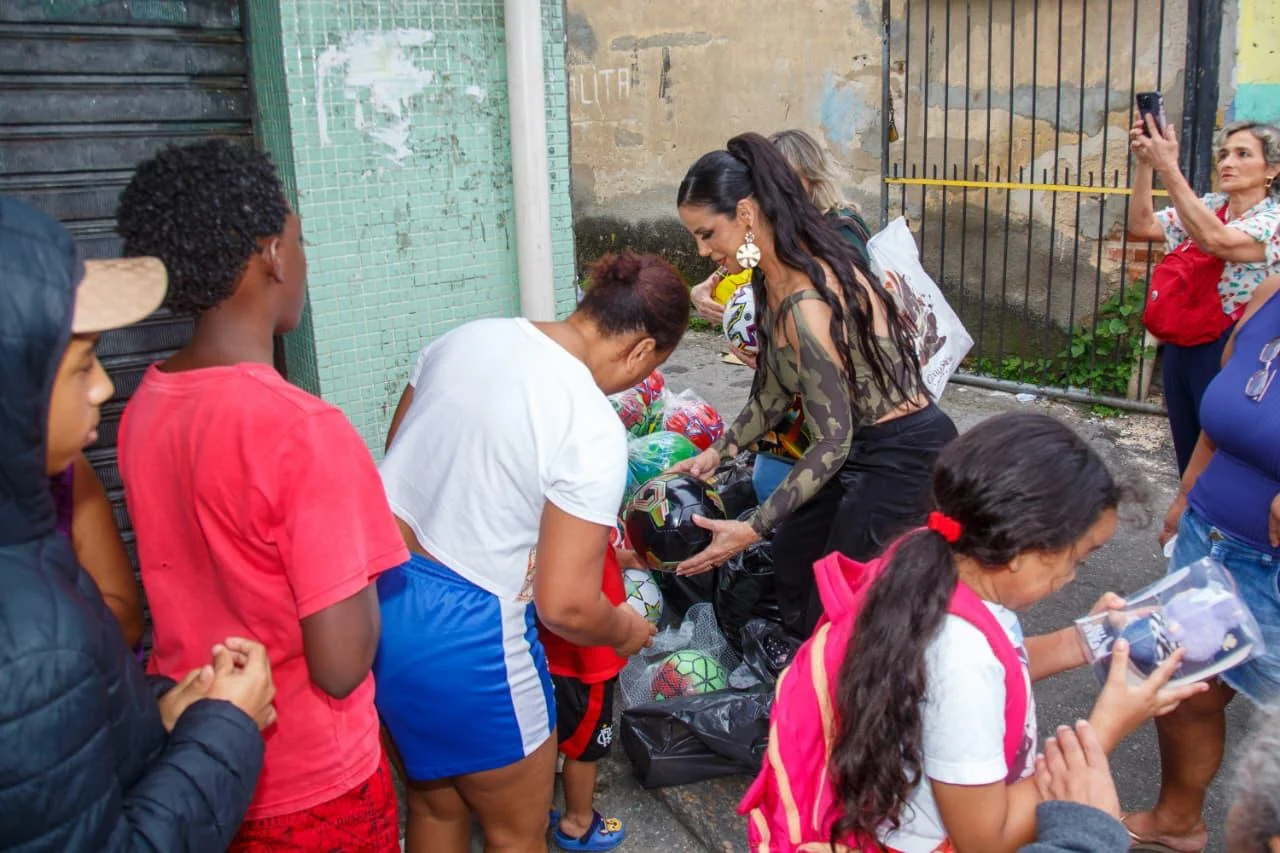 Alice Alves distribui 600 brinquedos no Morro do São Carlos