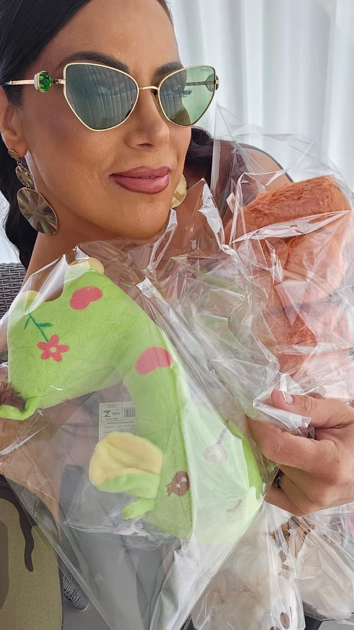 Alice Alves distribui 600 brinquedos no Morro do São Carlos