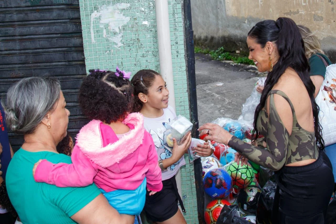 Alice Alves distribui 600 brinquedos no Morro do São Carlos