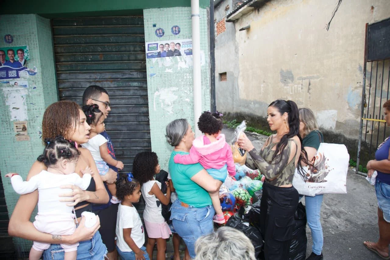 Alice Alves distribui 600 brinquedos no Morro do São Carlos