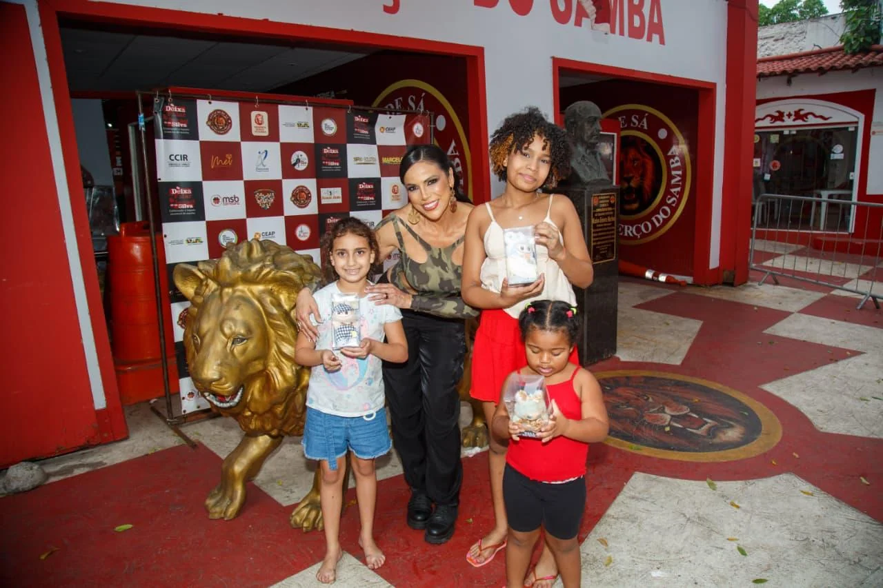 Alice Alves distribui 600 brinquedos no Morro do São Carlos
