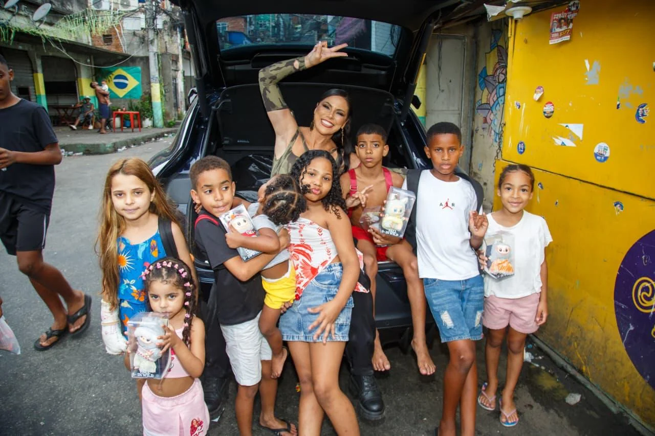 Alice Alves distribui 600 brinquedos no Morro do São Carlos