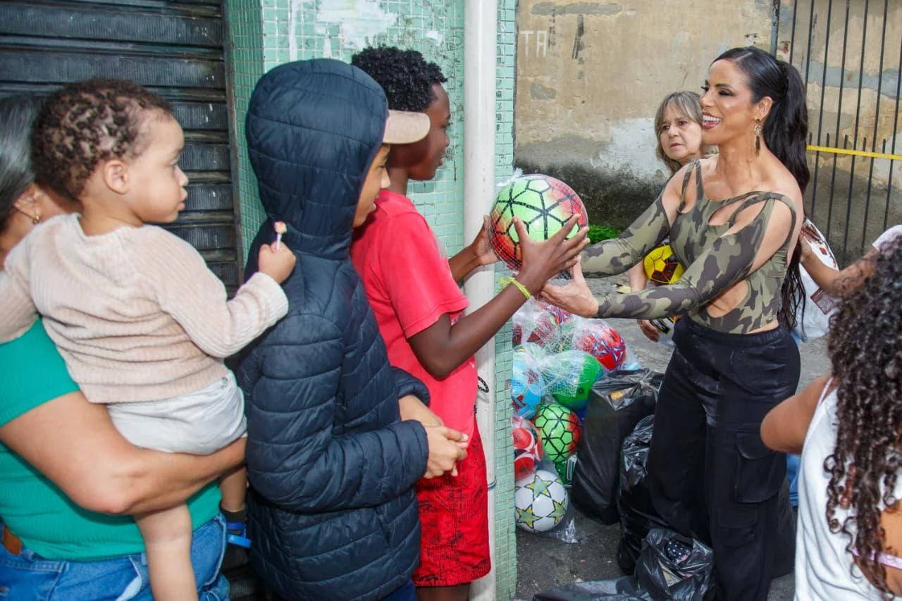 Alice Alves distribui 600 brinquedos no Morro do São Carlos