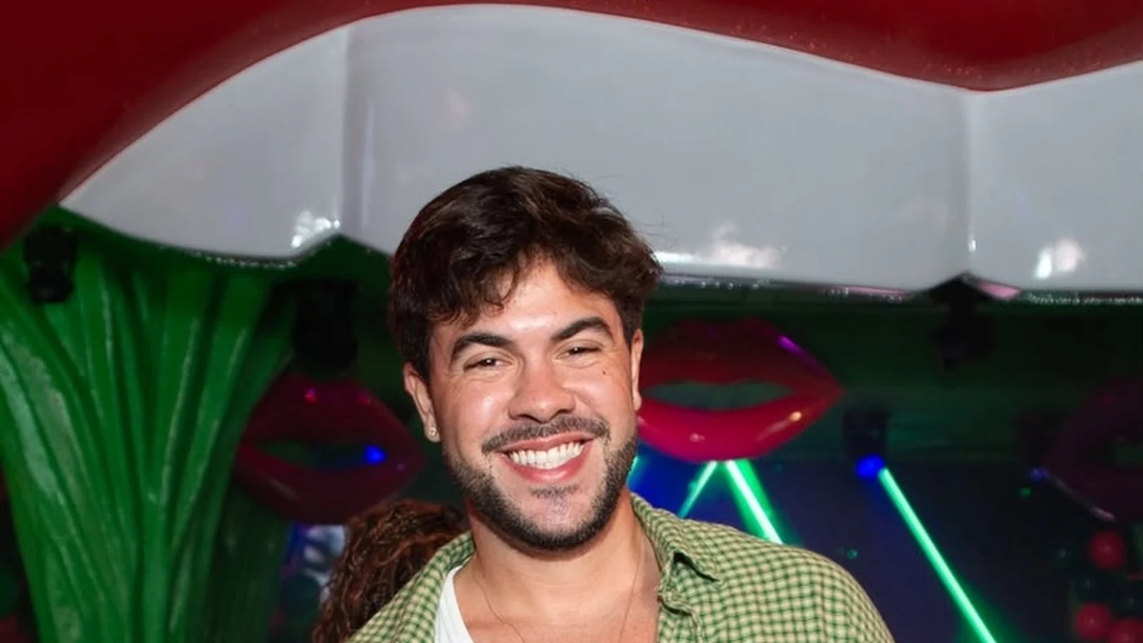 alvaro comanda entrevistas com o publico no rock in rio featured