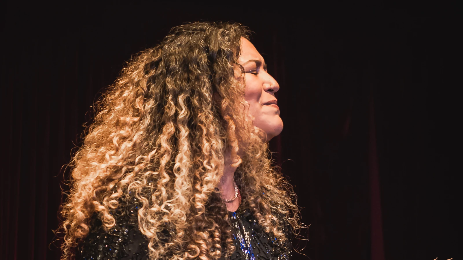 amanda mendonca une raizes ancestrais e teatro em nova fase na mpb featured